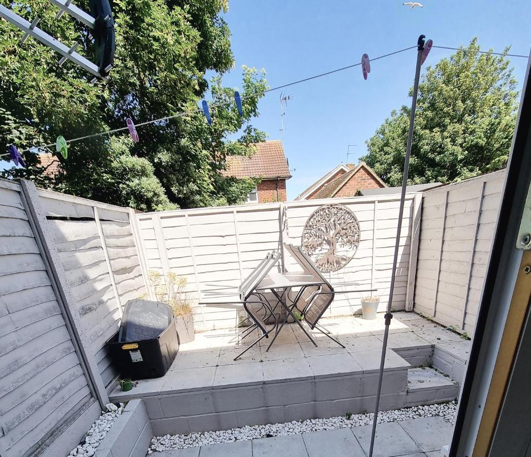Entire Apartment With Sun Filled Private Garden Margate Exterior photo